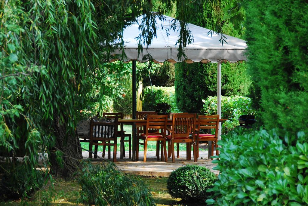 Domaine Du Moulin Saint-Laurent-des-Arbres Exterior foto